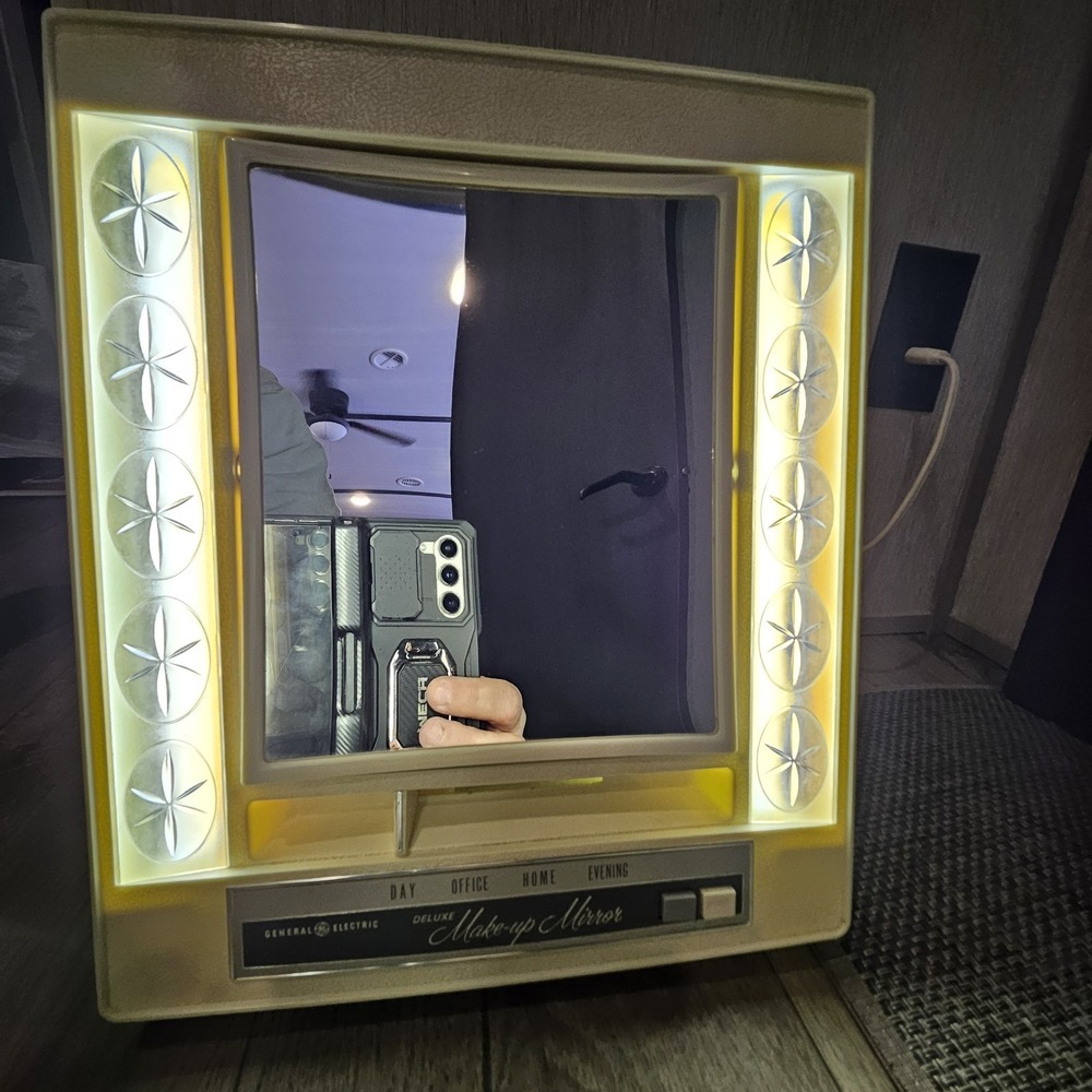 General Electric Deluxe Make Up Light Up Mirror Reversible Zoom Vintage TESTED - Picture 6 of 13